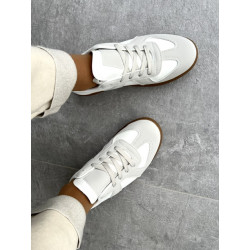 Zapatillas blanca y gris